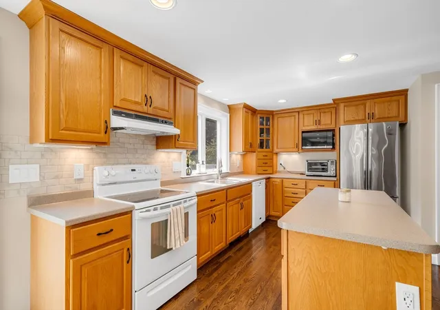 Photo 4 of Sale Pending at 18 Miland Ave, Chelmsford, MA 01824 | MLS# 73566192 | Listing updated on 2026-09-05