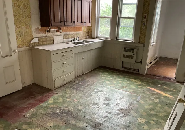 3rd image of 13 Pearl St, Amesbury, MA 01913 | MLS# 73550684