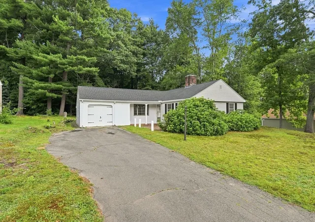 Photo 3 of Sale Pending at 92 Oak Hollow Rd, Springfield, MA 01128 | MLS# 73566789 | Listing updated on 2026-09-29