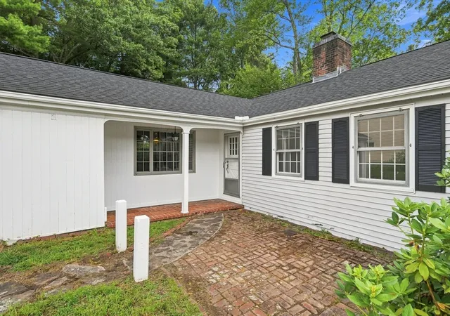 Photo 3 of Sale Pending at 92 Oak Hollow Rd, Springfield, MA 01128 | MLS# 73566789 | Listing updated on 2026-09-29