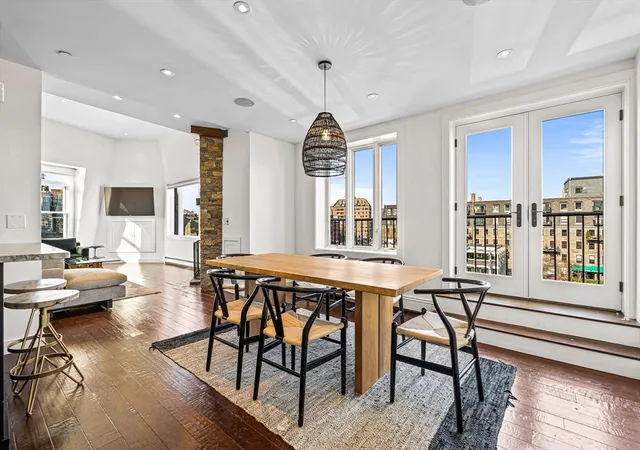 Listing Photo 1 - Condo for sale in building located at 33 Commercial Wharf, Boston, MA 02110 - Unit #52