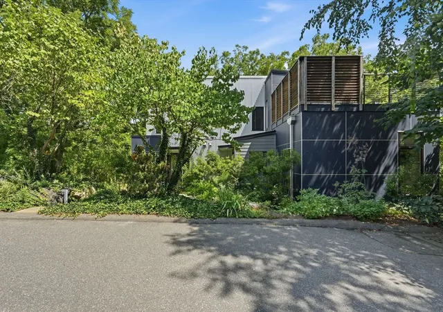 4th image of 108 Grv St, Northampton, MA 01060