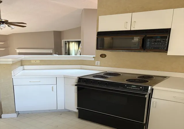 3rd image of 105 Bradford Commons Ln #105, Braintree, MA 02184 | MLS# 73559175