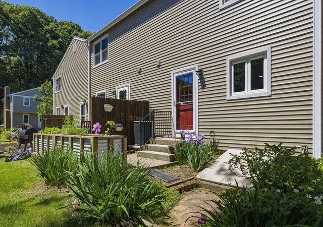 Homes for sale in Westfield, MA | 1430 Russell Rd, Westfield, MA 01085 | Houzeo