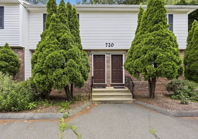 Listing Photo 4 - Condo for sale in building located at 720 Russell Rd, Westfield, MA 01085 - Unit #C