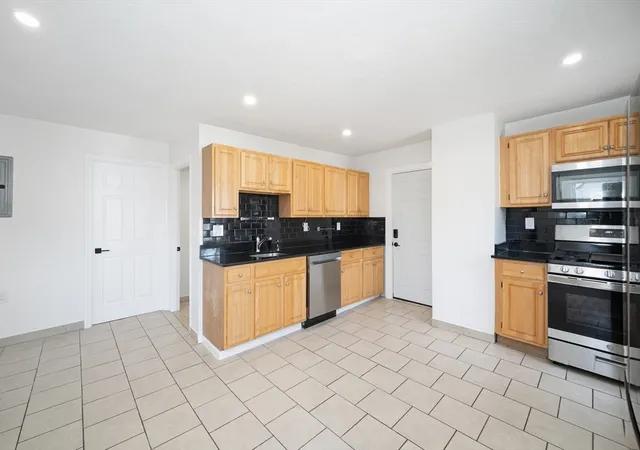 4th image of 117 Quincy St #2, Quincy, MA 02169 | MLS# 73556824