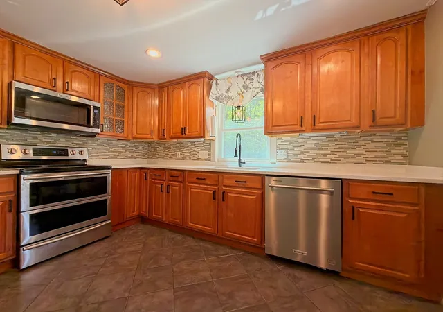 Photo 3 of Sale Pending at 476 Pelham Rd, Dracut, MA 01826 | MLS# 73569263 | Listing updated on 2026-09-15