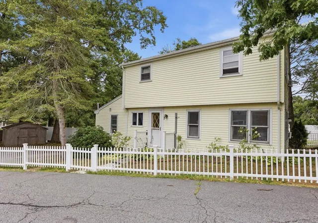 Photo 3 of Single family home for sale at 107 Pond St, Rockland, MA 02370 | MLS# 73565679 | Listing updated on 2026-09-29