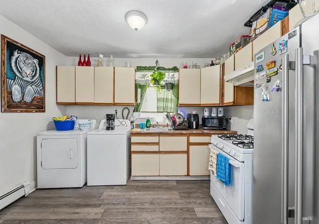 3rd image of 18 Pleasant St, Gloucester, MA 01930