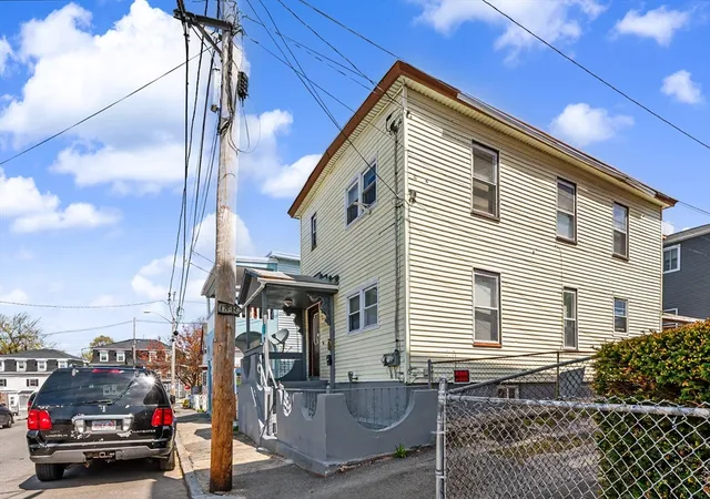 42nd image of 18 Pleasant St, Lowell, MA 01852 | MLS# 73515110
