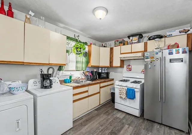 5th image of 18 Pleasant St, Gloucester, MA 01930