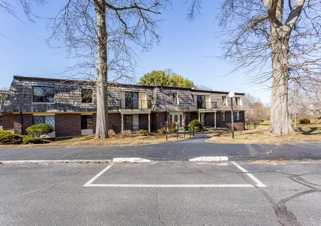 Homes for sale in Fall River, MA | 4700 N Main St, Fall River, MA 02720 | Houzeo
