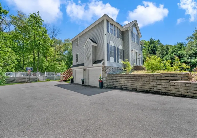 3rd image of 257 Howe St, Methuen, MA 01844 | MLS# 73543963