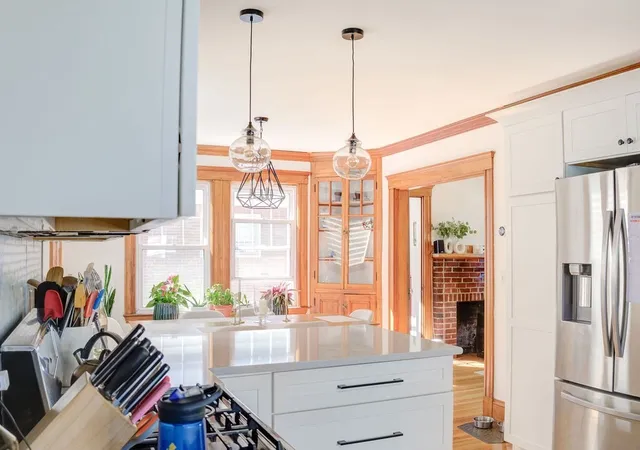 3rd image of 656 W Roxbury Pkwy, Roslindale, MA 02131 | MLS# 73561673