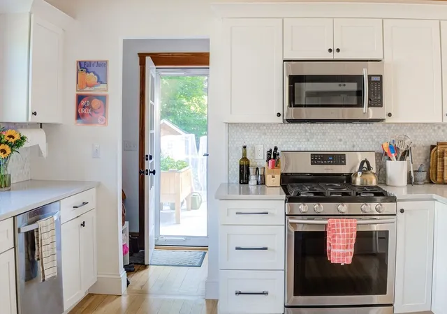 4th image of 656 W Roxbury Pkwy, Roslindale, MA 02131 | MLS# 73561673