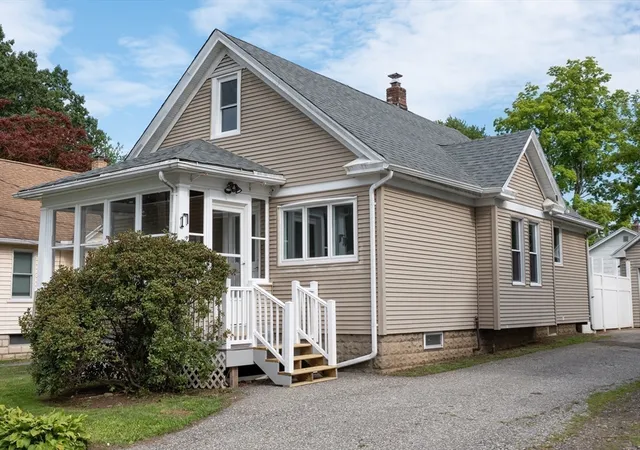 Photo 3 of Sale Pending at 17 Bushwick Pl, Springfield, MA 01109 | MLS# 73560618 | Listing updated on 2026-09-23