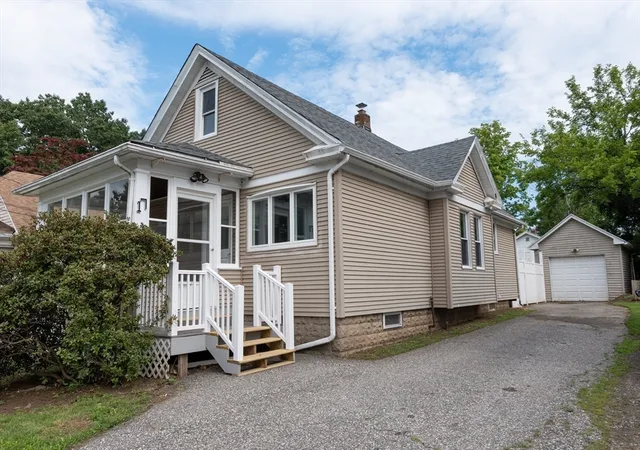 Photo 4 of Sale Pending at 17 Bushwick Pl, Springfield, MA 01109 | MLS# 73560618 | Listing updated on 2026-09-23