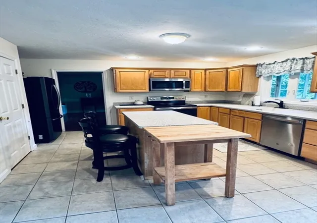 Photo 2 of Single family home for sale at 38 Lake St, Spencer, MA 01562 | MLS# 73568372 | Listing updated on 2026-09-05