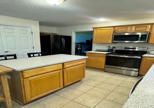 Photo 3 of Single family home for sale at 38 Lake St, Spencer, MA 01562 | MLS# 73568372 | Listing updated on 2026-09-05