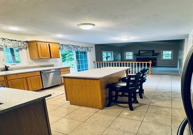 Photo 4 of Single family home for sale at 38 Lake St, Spencer, MA 01562 | MLS# 73568372 | Listing updated on 2026-09-05