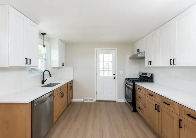 4th image of 42 Pratt St, Brockton, MA 02302 | MLS# 73529845
