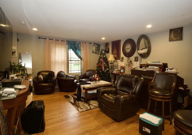 3rd image of 1289 Bay St, Springfield, MA 01109 | MLS# 73556886