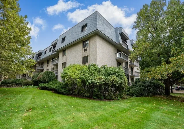 2nd image of 85 Commons Dr #301, Shrewsbury, MA 01545 | MLS# 73546891