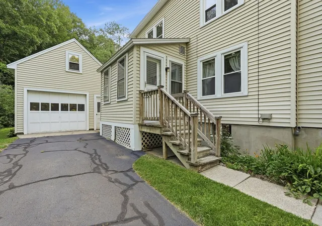 4th image of 39 Water St, Leeds, MA 01053 | MLS# 73557487