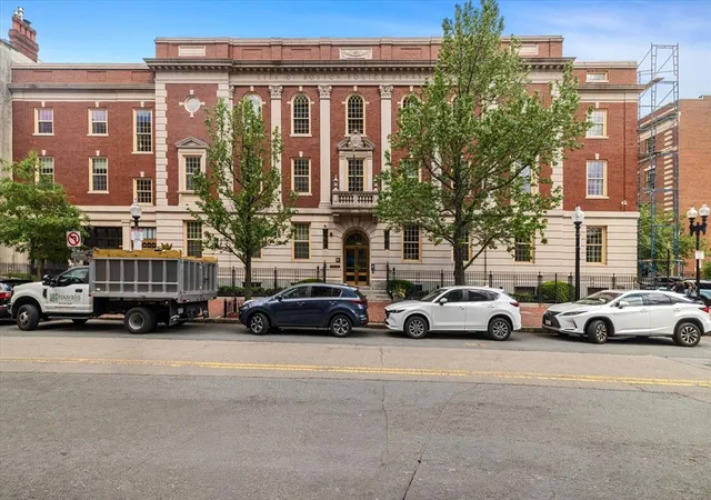 1st image of 7 Warren #6, Boston, MA 02116 | MLS# 73529192