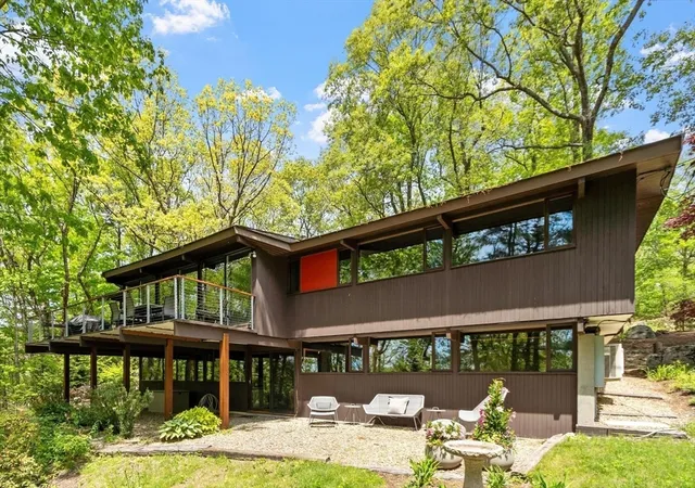3rd image of 518 Annursnac Hill Rd, Concord, MA 01742 | MLS# 73525102