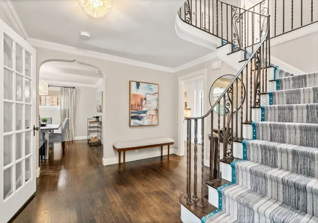 2nd image of 142 Beverly Rd, Chestnut Hill, MA 02467 | MLS# 73552349