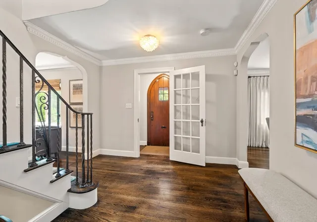 3rd image of 142 Beverly Rd, Chestnut Hill, MA 02467 | MLS# 73552349