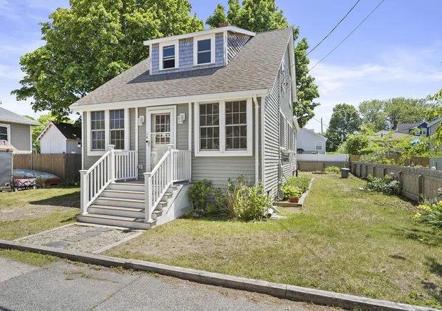 Homes for sale in Hull, MA | 14 L St, Hull, MA 02045 | MLS# 73534001