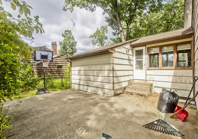 Photo 3 of Single family home for sale at 240 E Allen Ridge Rd, Springfield, MA 01118 | MLS# 73569927 | Listing updated on 2026-09-03