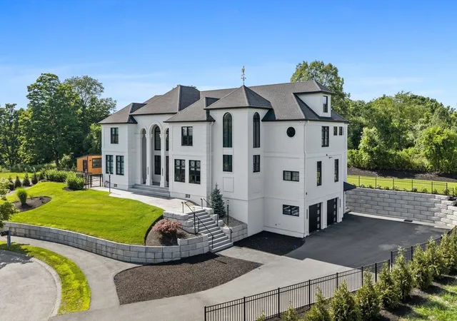 2nd image of 19 Bridle Spur Ln, Danvers, MA 01923 | MLS# 73558808