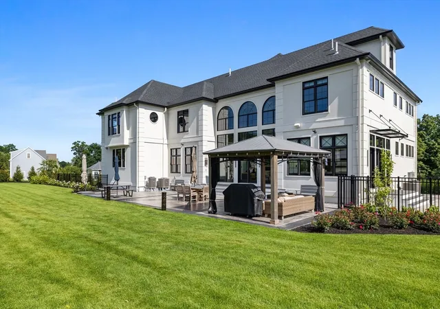 3rd image of 19 Bridle Spur Ln, Danvers, MA 01923 | MLS# 73558808