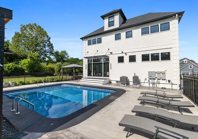 4th image of 19 Bridle Spur Ln, Danvers, MA 01923 | MLS# 73558808