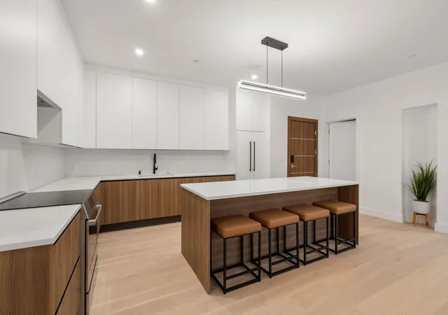 2nd image of 16 Stearns Rd #304, Wellesley, MA 02482 | MLS# 73542706