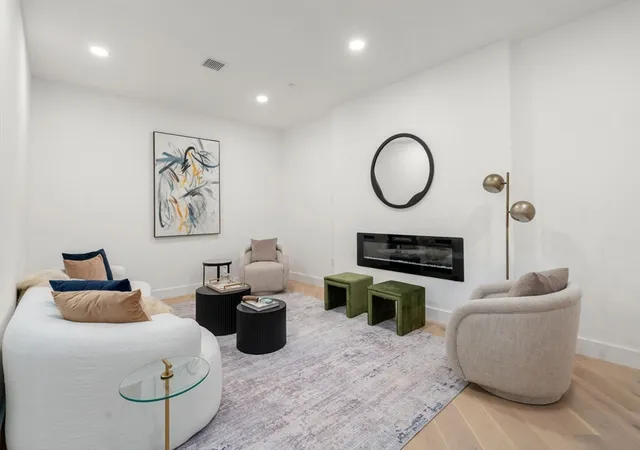 4th image of 16 Stearns Rd, Wellesley, MA 02482