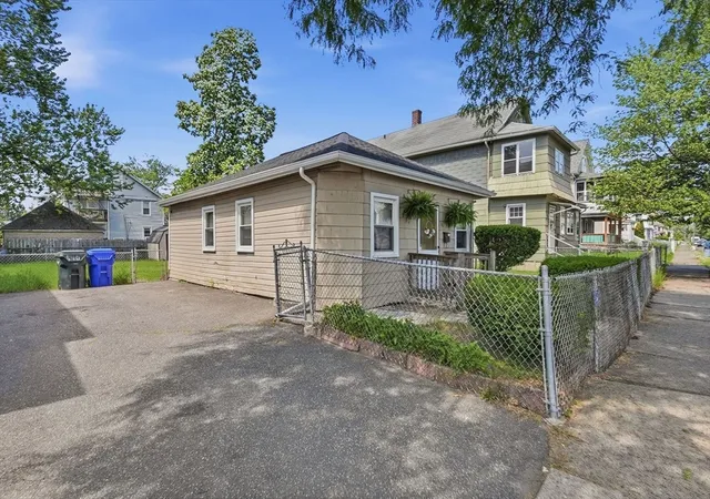 Homes for sale in Springfield, MA | 540 Armory Street, Springfield, MA 01104 | MLS# 73537917