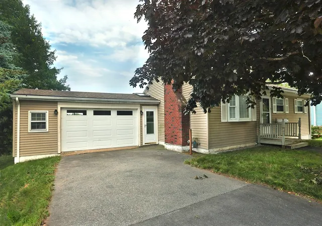 2nd image of 33 Johnson St, Newburyport, MA 01950 | MLS# 73550929