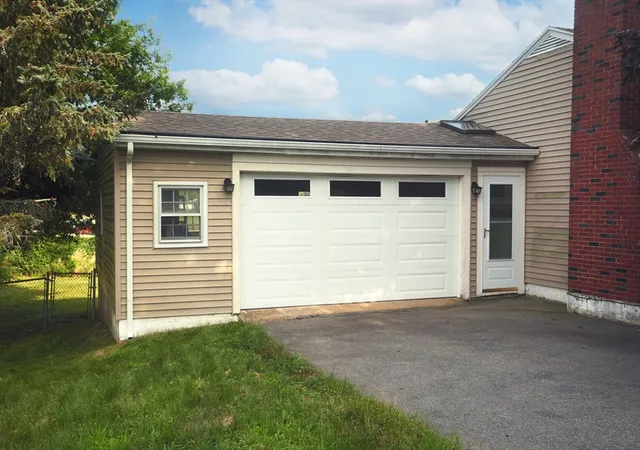 3rd image of 33 Johnson St, Newburyport, MA 01950 | MLS# 73550929