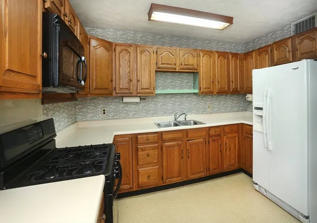 4th image of 33 Johnson St, Newburyport, MA 01950 | MLS# 73550929