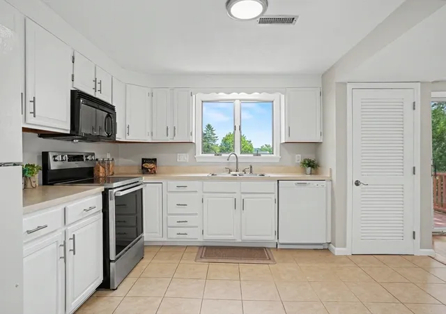 Listing Photo 5 - Condo for sale in building located at 13 Brandee Ln, Methuen, MA 01844 - Unit #24