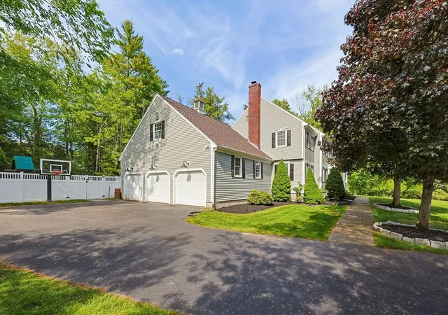 3rd image of 5 Hickory Dr, Medfield, MA 02052 | MLS# 73525328