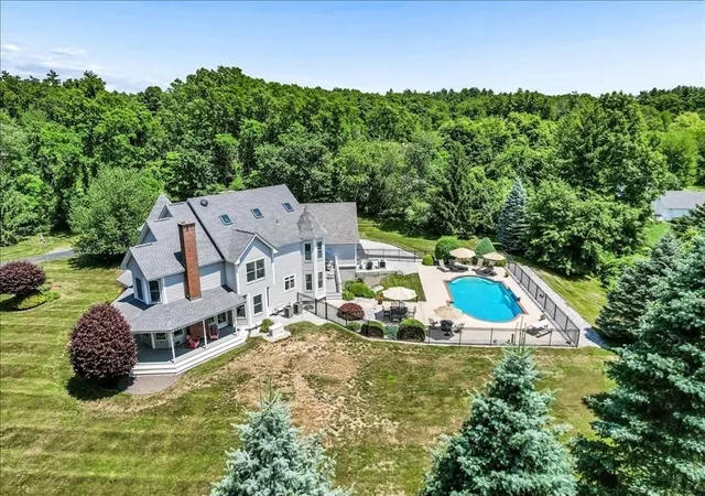 3rd image of 7 King James Dr, Londonderry, NH 03053 | MLS# 73548569