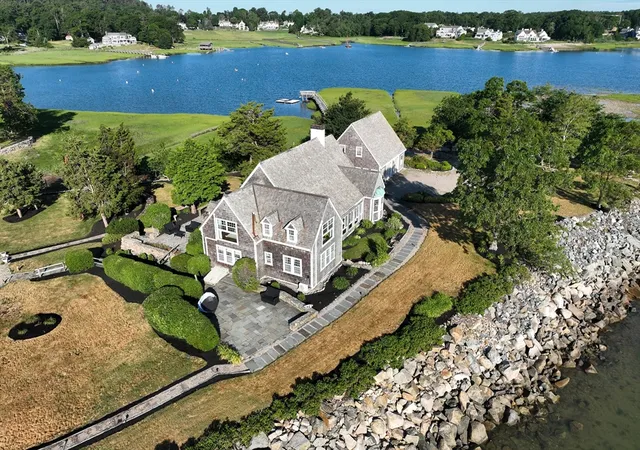 Photo 3 of Single family home for sale at 160 Marshall St, Duxbury, MA 02332 | MLS# 73540605 | Listing updated on 2026-09-19