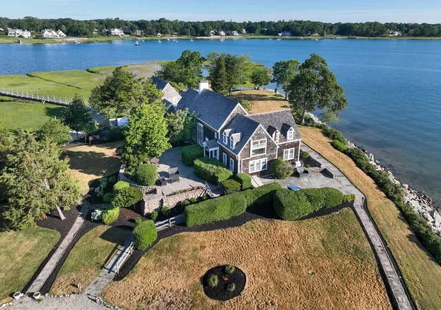Photo 4 of Single family home for sale at 160 Marshall St, Duxbury, MA 02332 | MLS# 73540605 | Listing updated on 2026-09-19