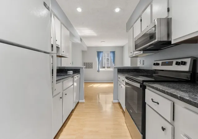 Listing Photo 4 - Condo for sale in building located at 12 Beals Cvs Rd, Hingham, MA 02043 - Unit #B