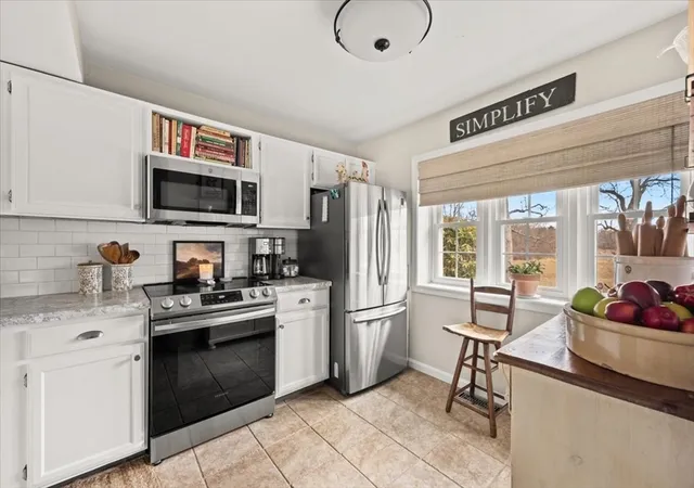 3rd image of 1316 Carriage Ln, Taunton, MA 02780